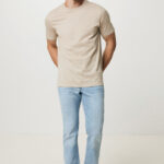 Homme portant t-shirt beige et jean clair