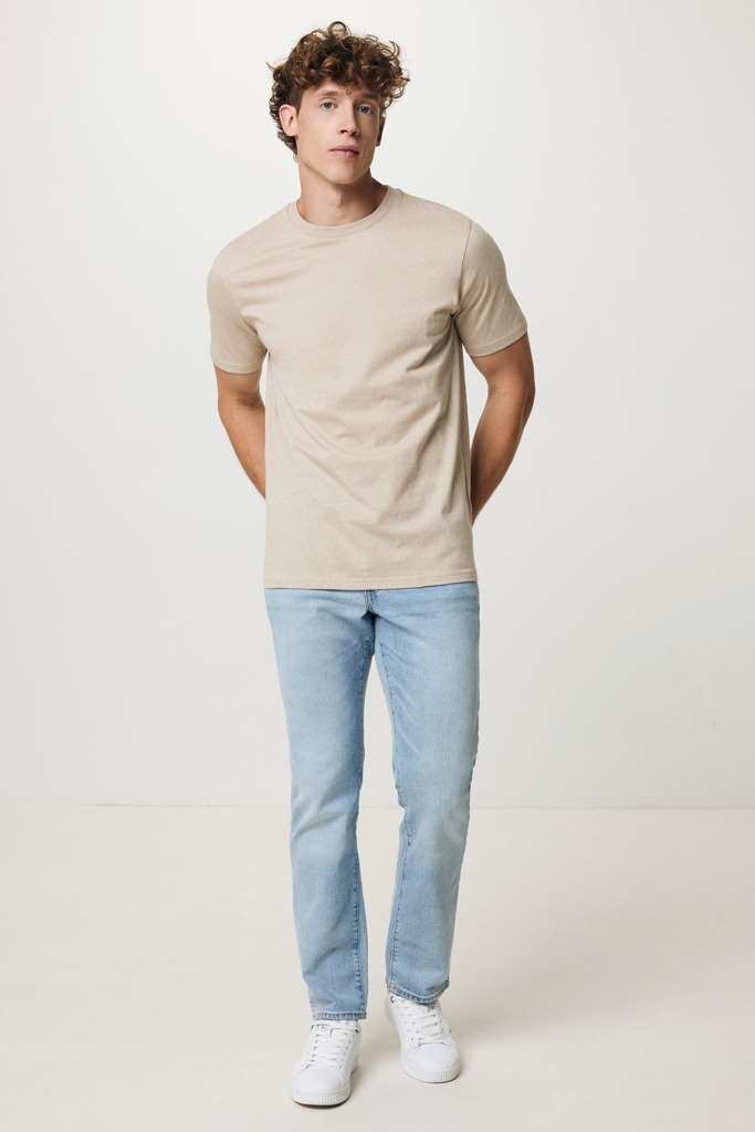 Homme portant t-shirt beige et jean clair