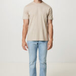 Homme portant t-shirt beige et jean clair