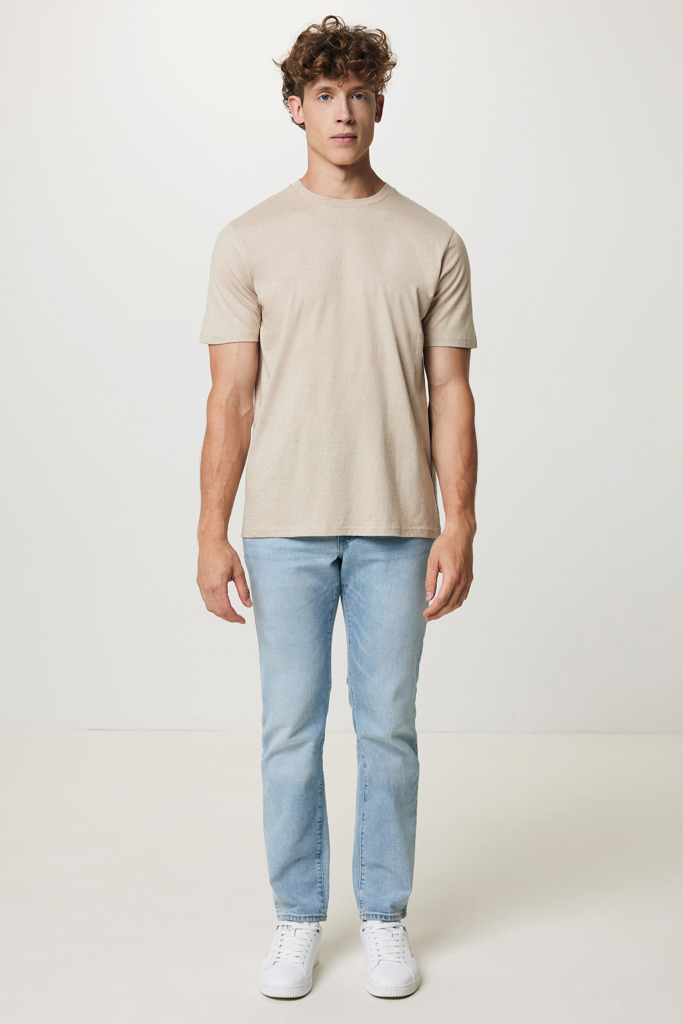 Homme portant t-shirt beige et jean clair