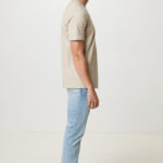Homme portant t-shirt beige et jean clair