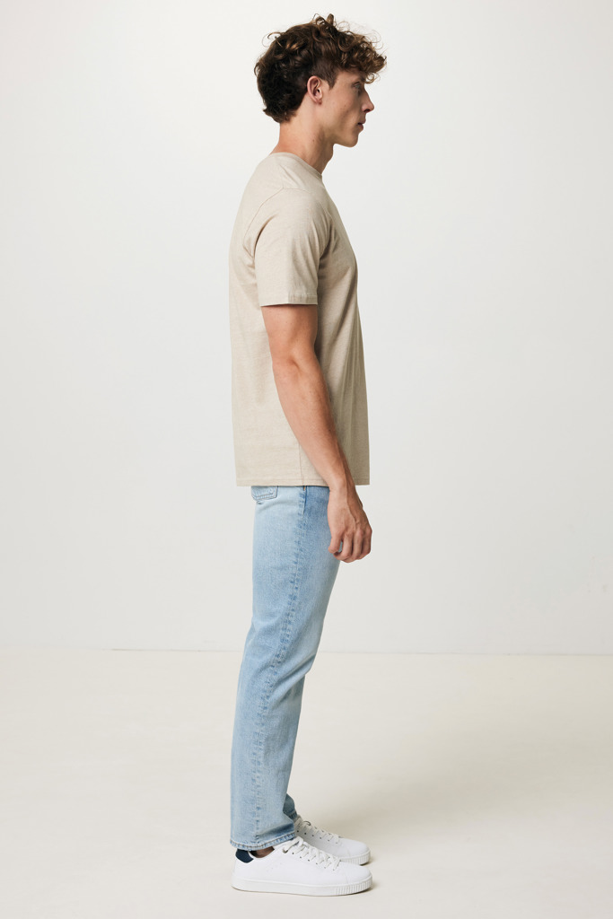 Homme portant t-shirt beige et jean clair