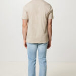 Homme portant un t-shirt beige et jean clair