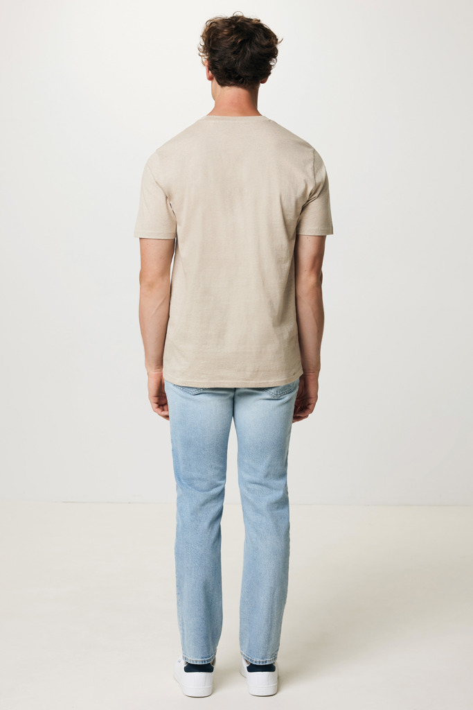 Homme portant un t-shirt beige et jean clair