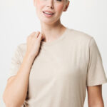 Personne portant un t-shirt beige simple