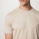 Homme portant un t-shirt beige simple