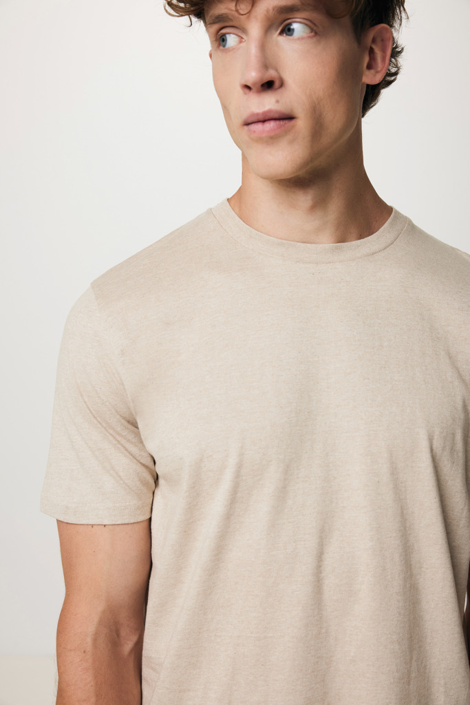 Homme portant un t-shirt beige simple