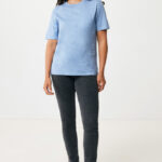 Femme portant un t-shirt bleu et jean noir