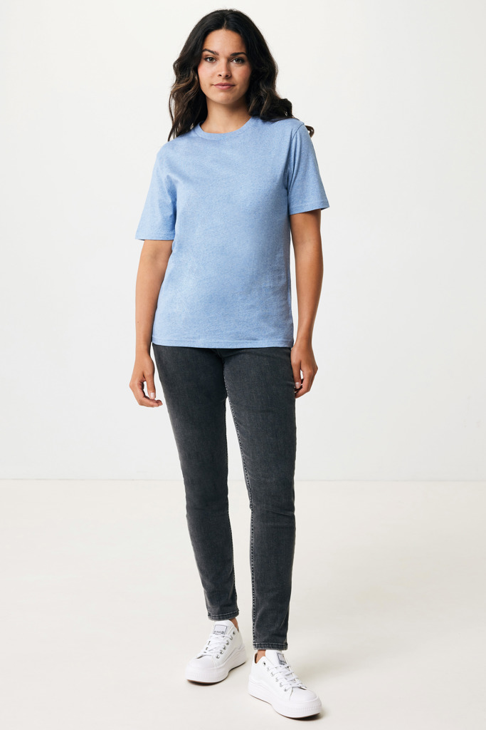 Femme portant un t-shirt bleu et jean noir