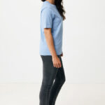 Femme portant t-shirt bleu et jean noir.