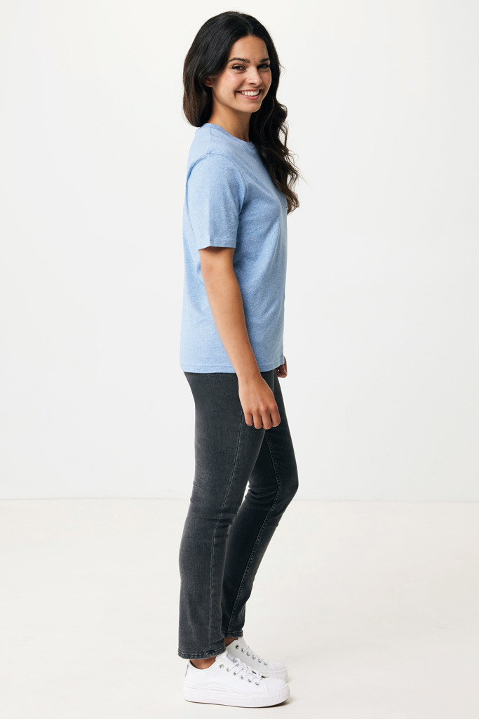 Femme portant t-shirt bleu et jean noir.