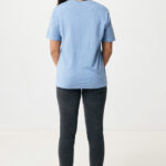 Personne portant un t-shirt bleu et jean noir