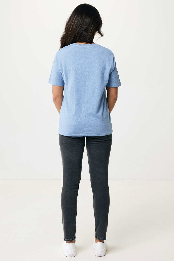 Personne portant un t-shirt bleu et jean noir
