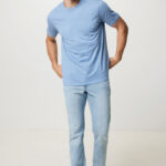 Homme portant t-shirt bleu et jean clair
