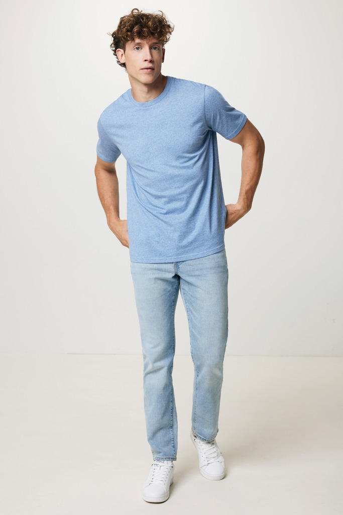 Homme portant t-shirt bleu et jean clair