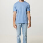 Homme portant t-shirt bleu et jean clair