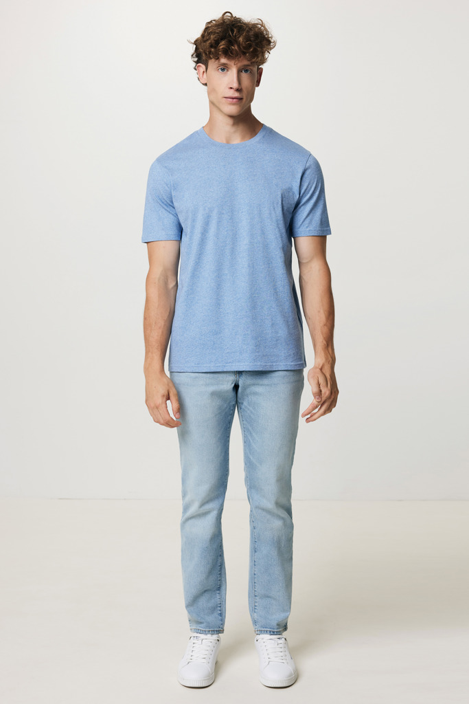 Homme portant t-shirt bleu et jean clair