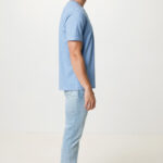 Homme portant t-shirt bleu et jean clair