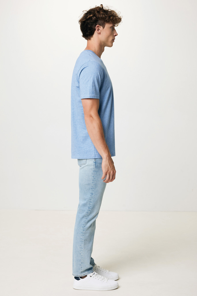 Homme portant t-shirt bleu et jean clair