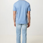 Homme portant jean clair et t-shirt bleu dos