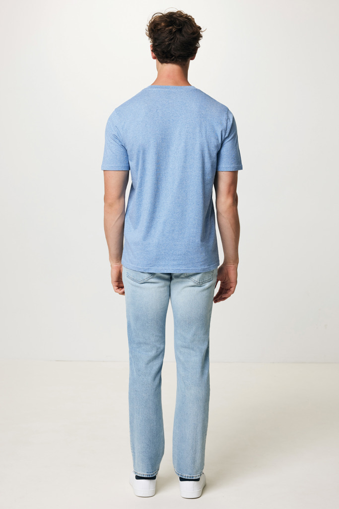 Homme portant jean clair et t-shirt bleu dos