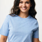 Femme souriante portant un t-shirt bleu clair