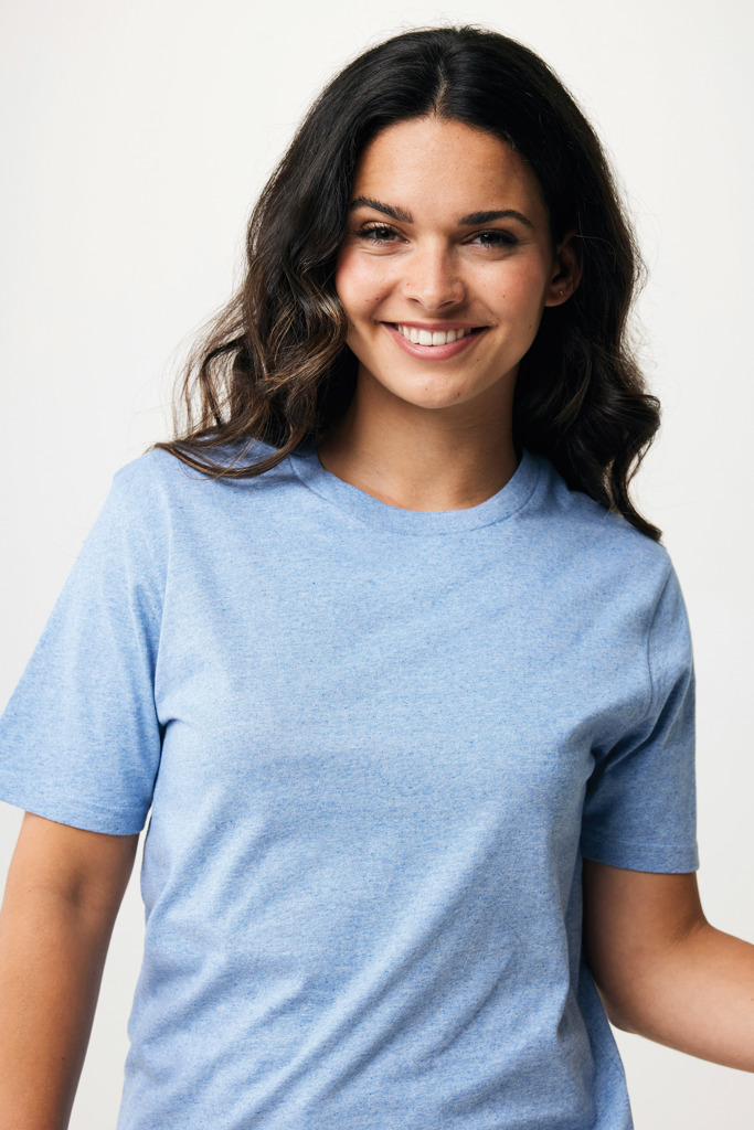 Femme souriante portant un t-shirt bleu clair