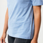 Personne portant un t-shirt bleu et jean noir