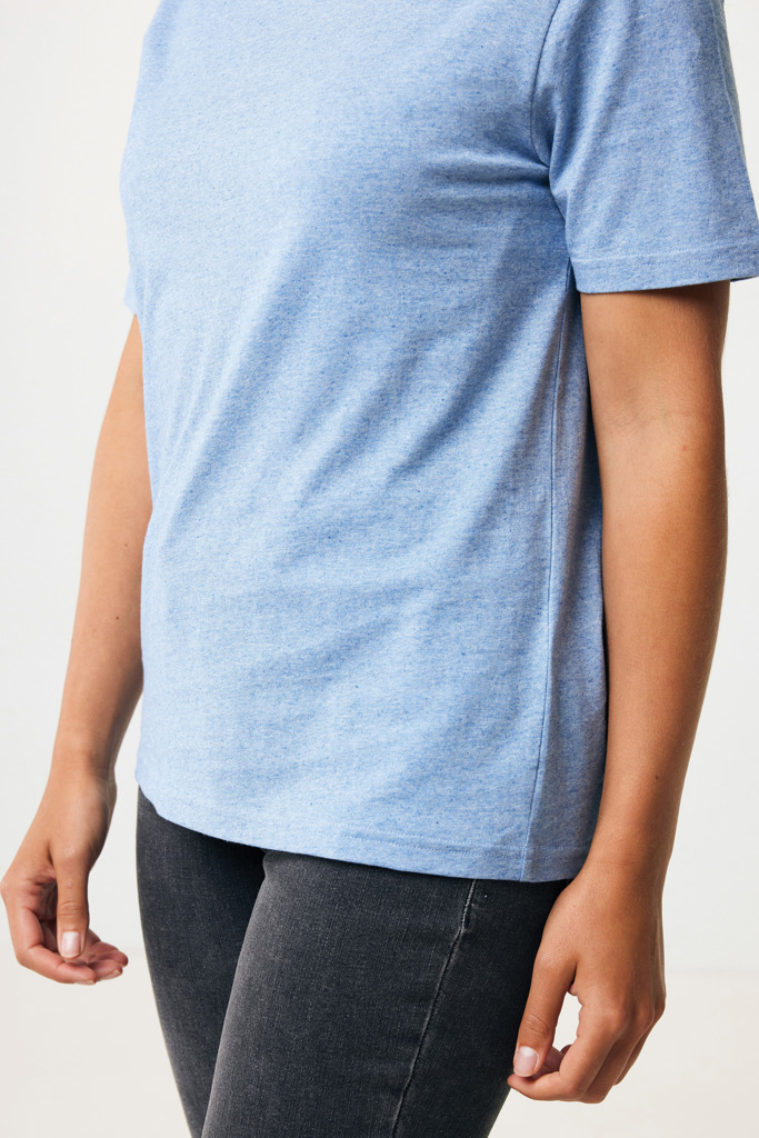 Personne portant un t-shirt bleu et jean noir
