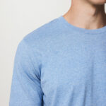 Homme portant un t-shirt bleu clair