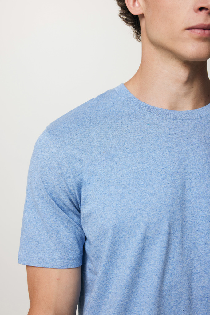 Homme portant un t-shirt bleu clair