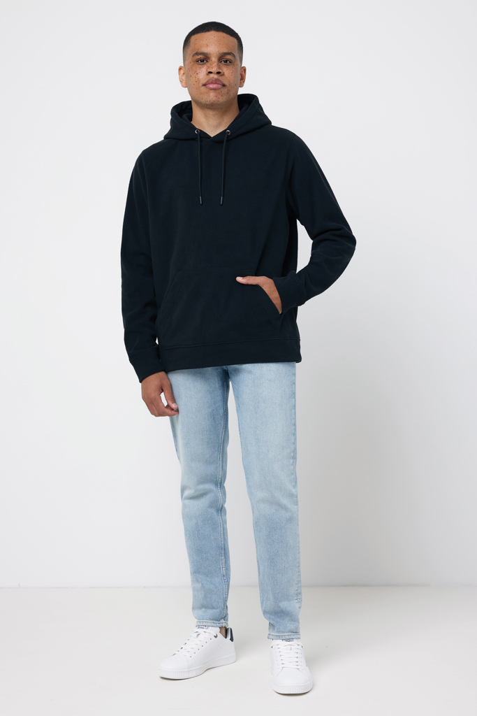 Homme portant un sweat noir et un jean clair
