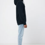 Homme portant un sweat noir et jean clair