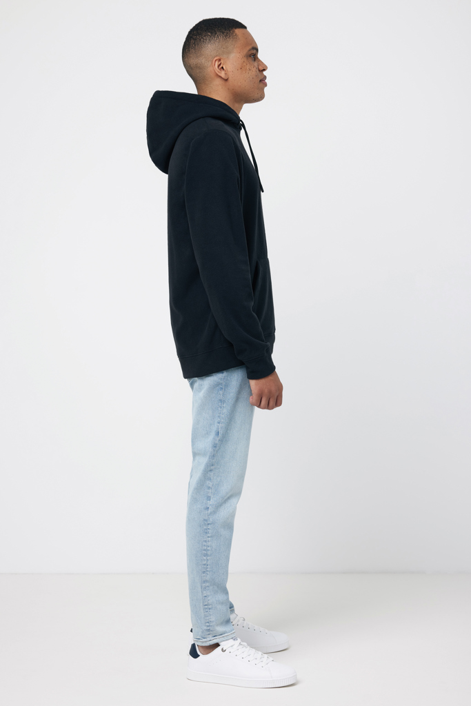 Homme portant un sweat noir et jean clair