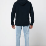Homme portant un sweat noir et jean clair