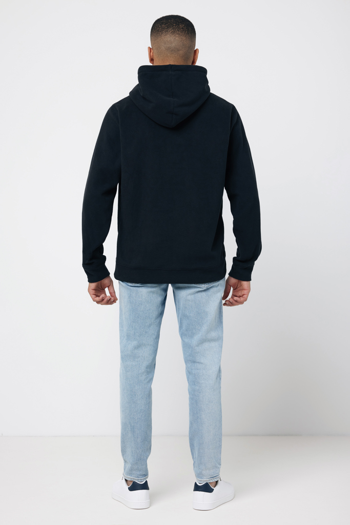Homme portant un sweat noir et jean clair
