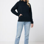 Femme portant un sweat noir et un jean clair