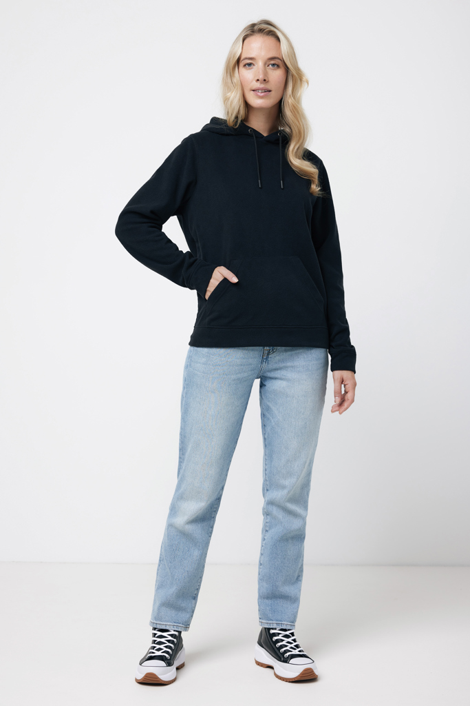 Femme portant un sweat noir et un jean clair