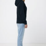 Personne portant un sweat noir et jean clair