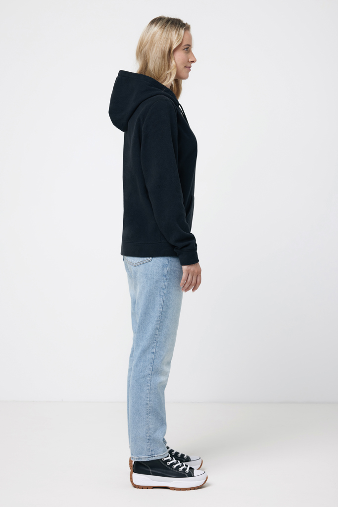 Personne portant un sweat noir et jean clair
