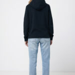 Personne portant un sweat noir et un jean bleu clair