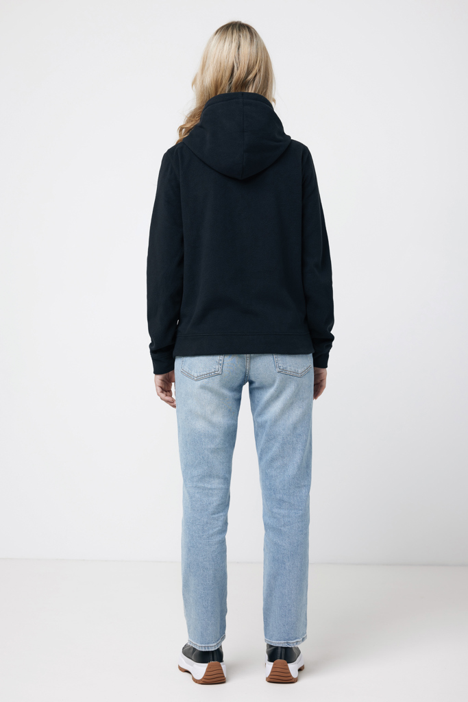 Personne portant un sweat noir et un jean bleu clair