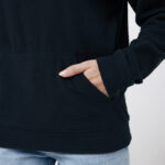 Main dans la poche d’un sweat noir