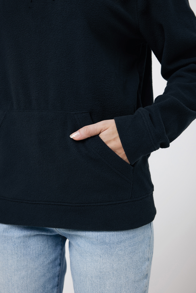 Main dans la poche d’un sweat noir