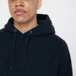 Personne portant un sweat à capuche noir.