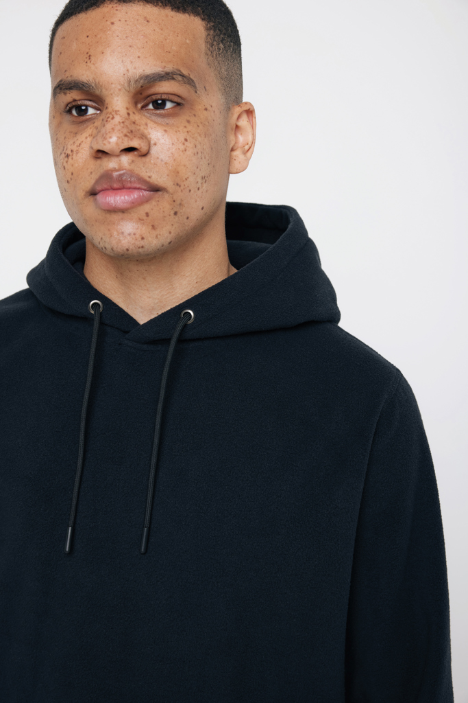 Personne portant un sweat à capuche noir.