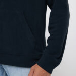Pull bleu marine avec poche frontale porté.