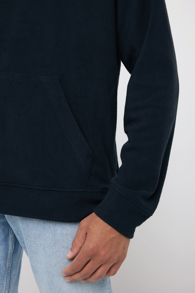 Pull bleu marine avec poche frontale porté.