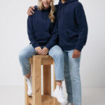 Couple portant des sweats bleu marine et jeans clairs