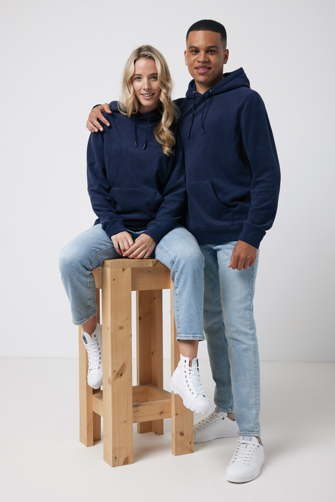 Couple portant des sweats bleu marine et jeans clairs